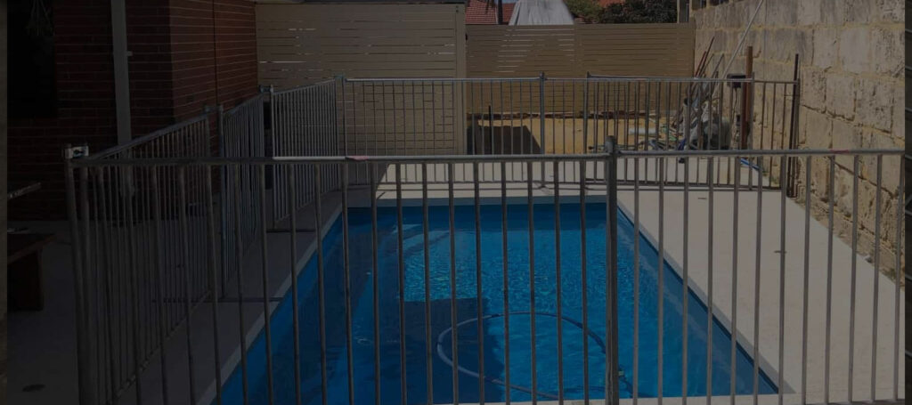 temporary-pool-fencing-in-backyard